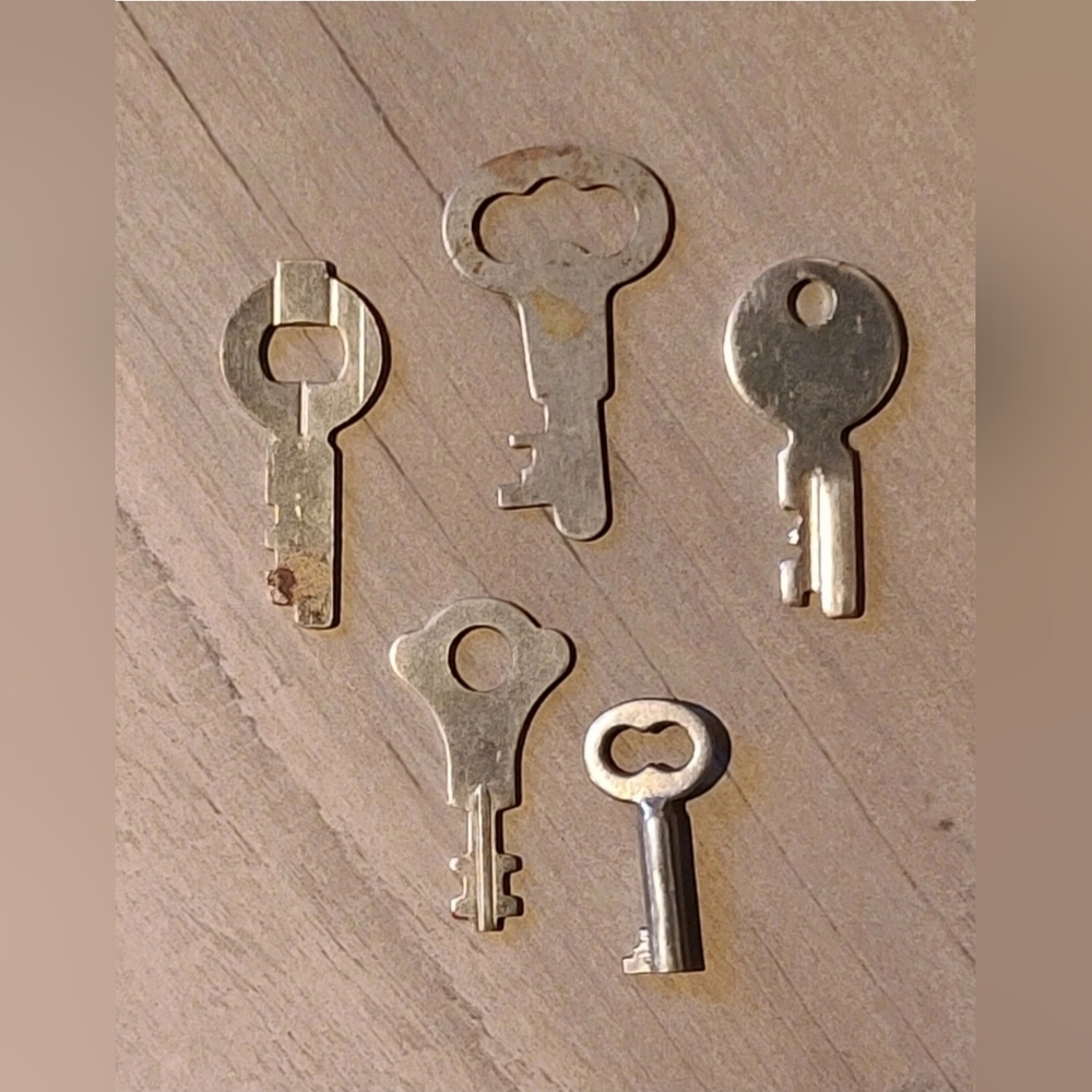 Vintage Keys - Collection - Crafts - Projects Bundle of 5 Assorted KEYS